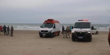 Embarcação naufraga e sete são resgatados pelo Corpo de Bombeiros em Arroio do Sal