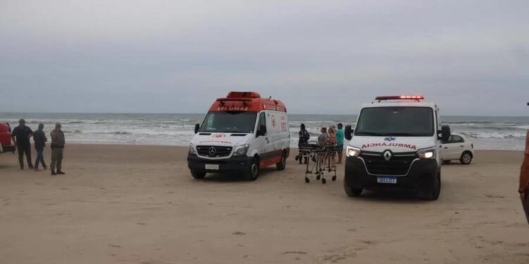 Embarcação naufraga e sete são resgatados pelo Corpo de Bombeiros em Arroio do Sal