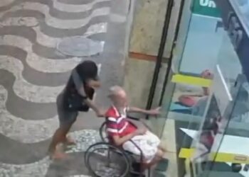 Novas imagens mostram idoso vivo, em cadeira de rodas, um dia antes de ser levado morto para sacar dinheiro