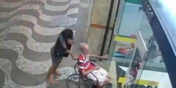 Novas imagens mostram idoso vivo, em cadeira de rodas, um dia antes de ser levado morto para sacar dinheiro