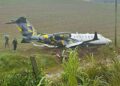 Susto em aeroporto gaúcho: jatinho derrapa na pista molhada e vai parar em área de vegetação