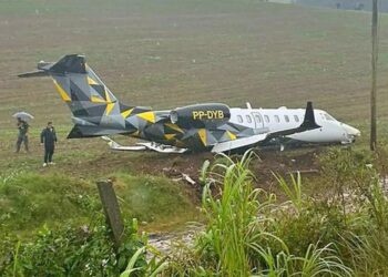 Susto em aeroporto gaúcho: jatinho derrapa na pista molhada e vai parar em área de vegetação