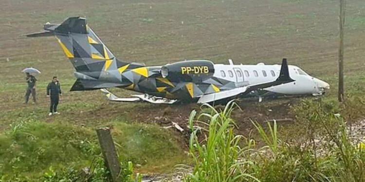 Susto em aeroporto gaúcho: jatinho derrapa na pista molhada e vai parar em área de vegetação