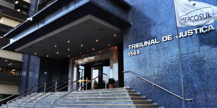 Coletor de lixo mordido por cão na genitália ganha indenização de R$ 22,8 mil no RS