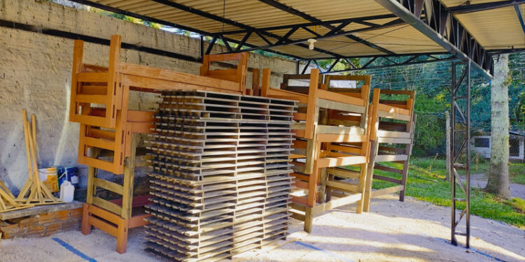 Apenados de Iraí e Canela fabricam camas para vítimas das enchentes no RS