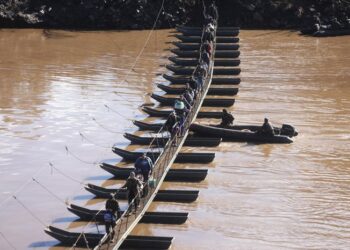 Exército traz novas pontes flutuantes para substituir as que foram levadas por enxurradas