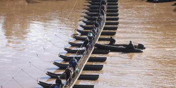 Exército traz novas pontes flutuantes para substituir as que foram levadas por enxurradas