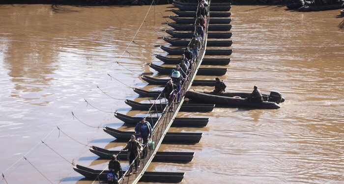 Exército traz novas pontes flutuantes para substituir as que foram levadas por enxurradas