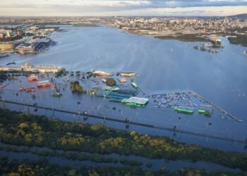 Empresa diz que não indenizará clientes que tiveram carros atingidos pela inundação no estacionamento do aeroporto de Porto Alegre