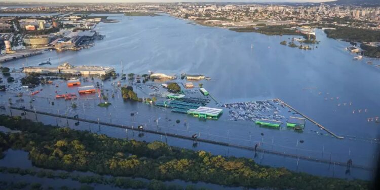 Empresa diz que não indenizará clientes que tiveram carros atingidos pela inundação no estacionamento do aeroporto de Porto Alegre