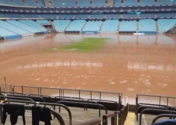 Gramado da Arena do Grêmio é invadido pelas enchentes em Porto Alegre