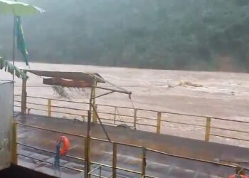 Seguramos firmemente a balsa para evitar que ela fosse arrastada pela força das águas