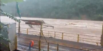 Seguramos firmemente a balsa para evitar que ela fosse arrastada pela força das águas