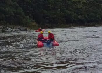 Bombeiros procuram por homem que desapareceu após carro cair de ponte no RS