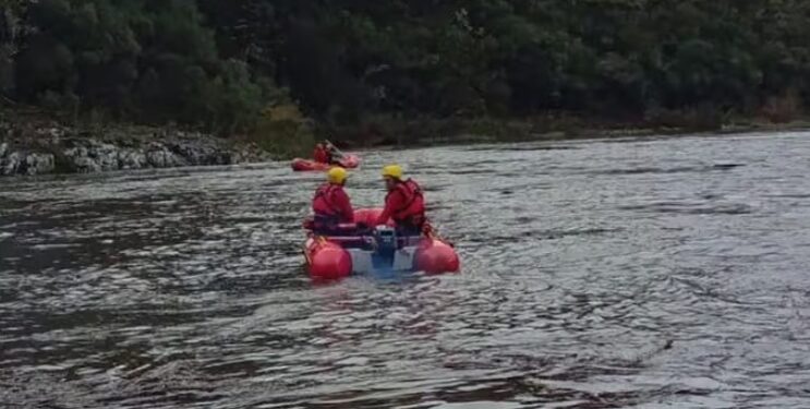 Bombeiros procuram por homem que desapareceu após carro cair de ponte no RS