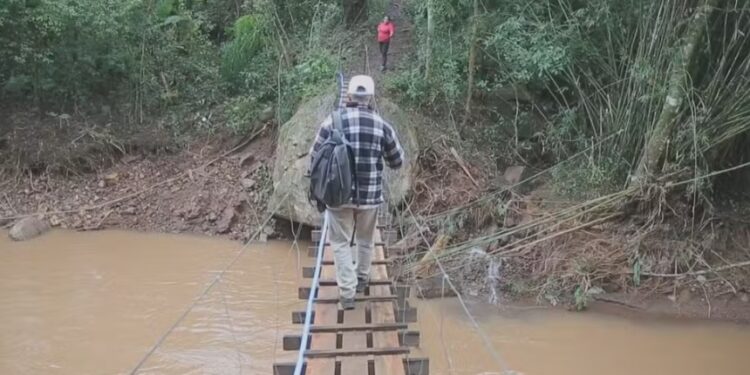 Comunidade constrói ponte provisória para acessar área alagada em Caxias do Sul