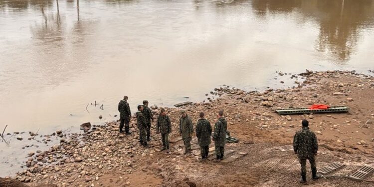 Exército volta a montar passadeira entre Marques de Souza e Travesseiro