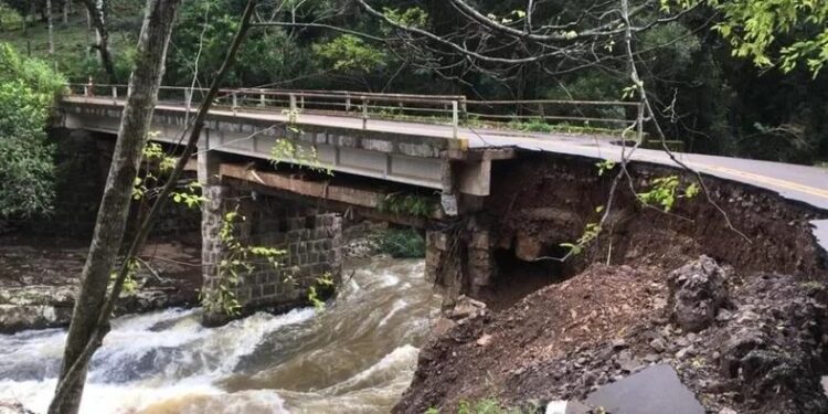 Chuvas danificaram a principal ligação entre Canela e o Vale do Paranhana