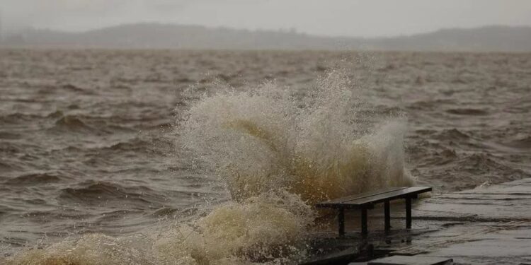 Vento Sul faz Guaíba subir rápido e repique passará de meio metro
