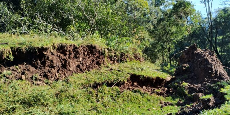 Moradores são evacuados devido a risco de deslizamento em Nova Pádua