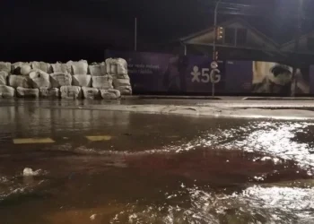 Nível do Guaíba sobe e água chega na avenida Mauá em Porto Alegre