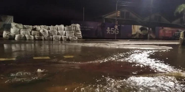 Nível do Guaíba sobe e água chega na avenida Mauá em Porto Alegre