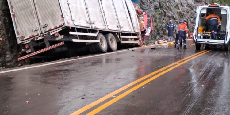Passageiro de Caminhão Morre em Acidente na ERS-122 em Flores da Cunha
