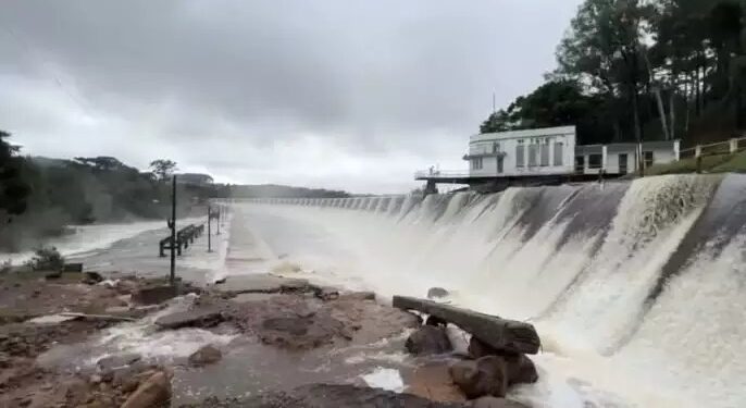 Risco de deslizamento em barragem coloca seis cidades em alerta no RS; prefeituras evacuam áreas