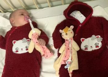 Bebê gêmea que estava desaparecida após cair de barco é encontrada sem vida, diz mãe