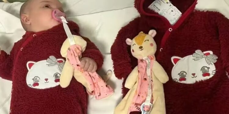 Bebê gêmea que estava desaparecida após cair de barco é encontrada sem vida, diz mãe