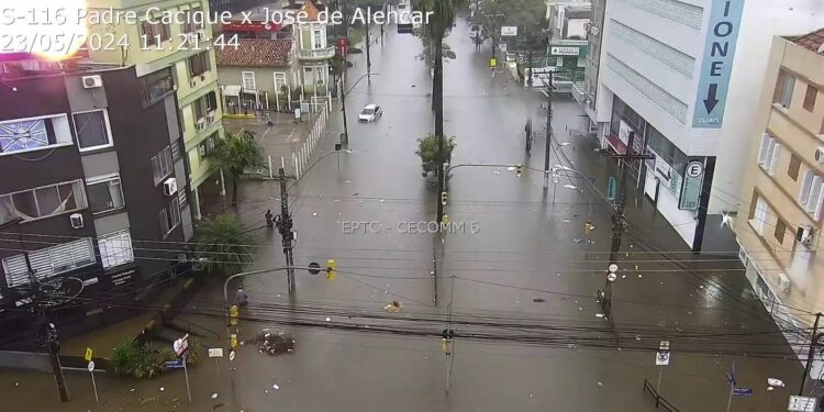 Com forte chuva, alagamentos voltam a atingir ruas e avenidas onde a água já havia baixado em Porto Alegre
