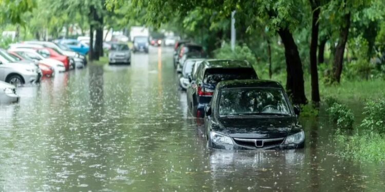 Pelo menos 200 mil carros foram perdidos nas enchentes, estima consultoria