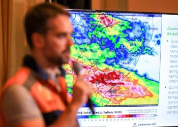 “Não será hora de voltar para casa”, diz governador Eduardo Leite; nova frente fria traz mais chuva e derruba as temperaturas no Rio Grande do Sul