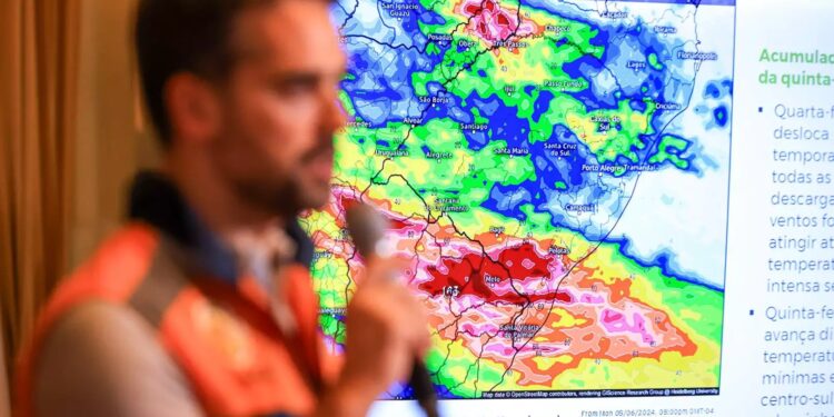 “Não será hora de voltar para casa”, diz governador Eduardo Leite; nova frente fria traz mais chuva e derruba as temperaturas no Rio Grande do Sul
