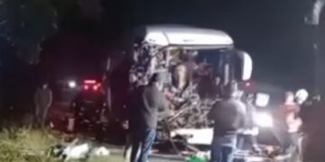 Grave acidente envolvendo ônibus e caminhão deixa vários feridos na BR-116