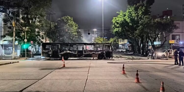 Grupo bloqueia rua e incendeia ônibus em Porto Alegre