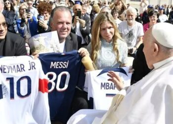 Papa abençoa camisas de Neymar, Mbappé e Messi doadas para leilão em prol das vítimas das enchentes no RS