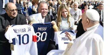 Papa abençoa camisas de Neymar, Mbappé e Messi doadas para leilão em prol das vítimas das enchentes no RS
