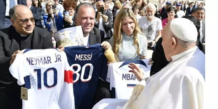 Papa abençoa camisas de Neymar, Mbappé e Messi doadas para leilão em prol das vítimas das enchentes no RS
