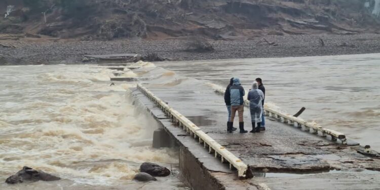 Cerca de 40 metros da base da Ponte de Cotiporã foi levada pelas águas