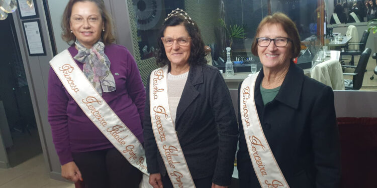 Noite Especial no Programa “De Frente com Elas”: Rainha e Princesas do Grupo Renascer Brilham na Rádio Nova Roma FM 👑