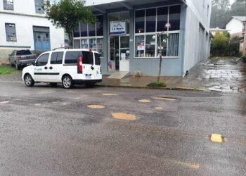 Buracos nas Ruas de Nova Roma do Sul: Moradores e Comerciantes Reclamam da Situação