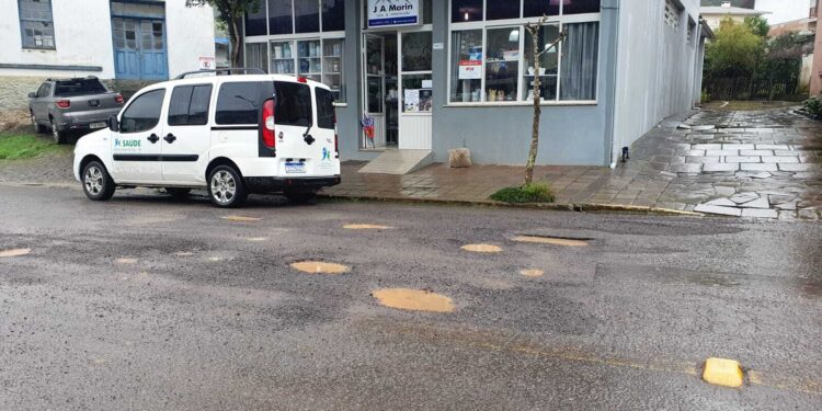 Buracos nas Ruas de Nova Roma do Sul: Moradores e Comerciantes Reclamam da Situação