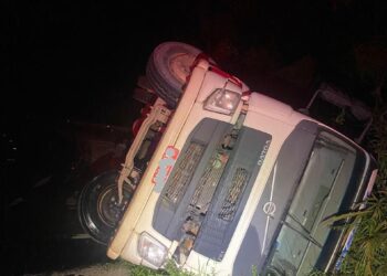 Caminhão Tomba próximo à entrada da Linha Trajano e bombeiros são acionados para retirar óleo da Pista