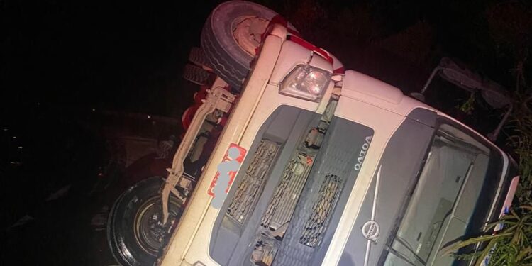 Caminhão Tomba próximo à entrada da Linha Trajano e bombeiros são acionados para retirar óleo da Pista