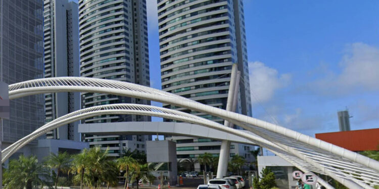 Mulher se joga do quinto andar do prédio para escapar de agressão em Salvador