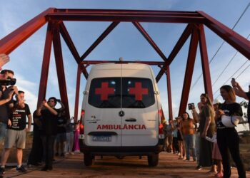 🚑 Ambulância é o Primeiro Veículo a Cruzar a Ponte de Ferro Reconstruída entre Lajeado e Arroio do Meio