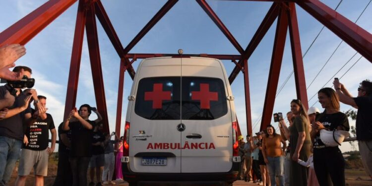 🚑 Ambulância é o Primeiro Veículo a Cruzar a Ponte de Ferro Reconstruída entre Lajeado e Arroio do Meio