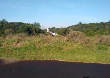 Avião de pequeno porte ultrapassa pista no aeroporto de Torres e causa acidente