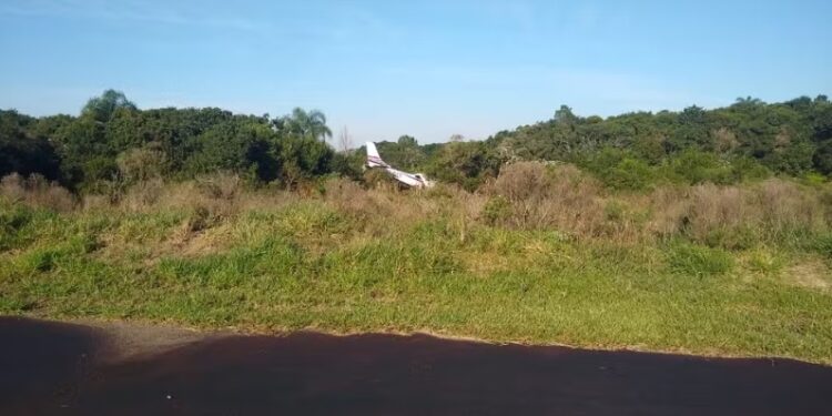 Avião de pequeno porte ultrapassa pista no aeroporto de Torres e causa acidente